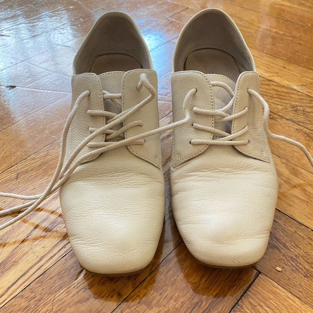 Women’s leather court shoes